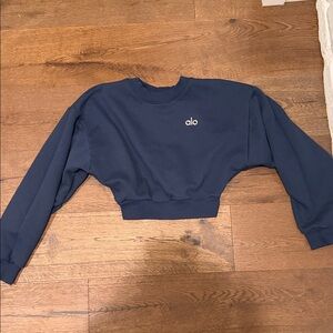 ALO Yoga Women's Navy Blue Cropped Sweatshirt
